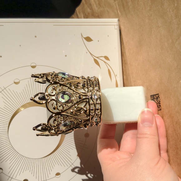 B&BW Glittering Crown Light-Up Wallflower Plug - Picture 1 of 5